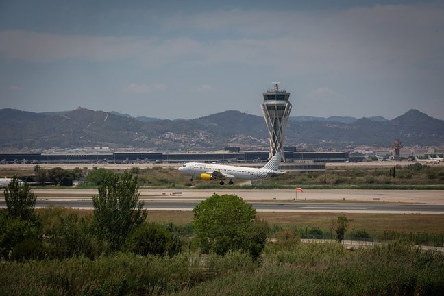 Archivo - Un avión en el aeropuerto de Josep Tarradellas Barcelona-El Prat