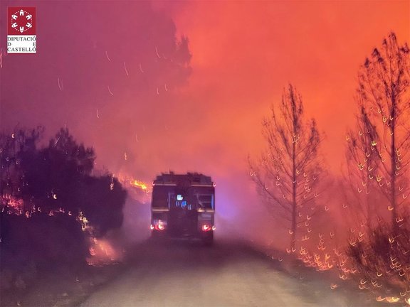 Bomberos trabajan en el incendio forestal de Azuébar (Castellón)