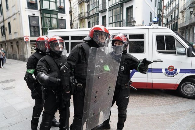 Varios agentes de la Ertzaintza durante unos altercados - H.Bilbao