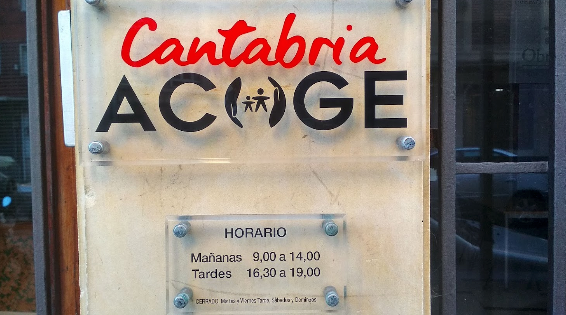 Entrada de la oficina de Cantabria Acoge.