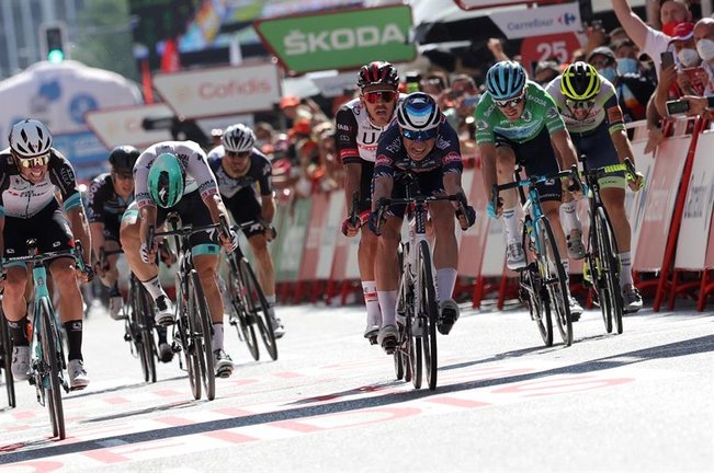 El ciclista belga del Alpecin Fenix, Jasper Philipsen (3d), consigue la victoria en la segunda etapa de la Vuelta a España, de 166,7 kilómetros, celebrada hoy domingo entre Caleruega y Burgos. EFE/ Manuel Bruque