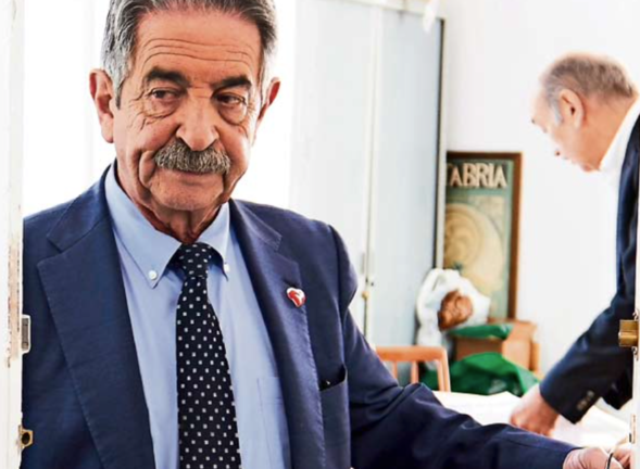 El presidente del Gobierno de Cantabria, Miguel Ángel Revilla y al fondo J. M. Mazón. / j. serrano