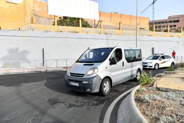 Una furgoneta lleva en su interior a menores marroquíes para su repatriación a su país de origen, en la frontera de Tarajal, a 16 de agosto de 2021, en Ceuta (España). 