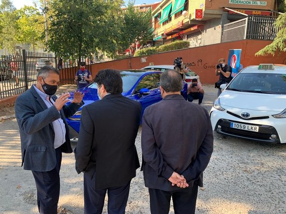 El consejero de Transportes e Infraestructuras, David Pérez, durante su visita a las instalaciones de la Federación Profesional del Taxi de Madrid, para conocer el proyecto del taxi propulsado por hidrógeno verde