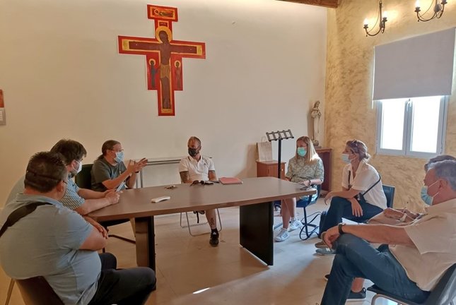 La portavoz del PSOE en la Asamblea de Madrid, Hana Jalloul, junto a otros miembros de su partido, se reúnen con el párroco de la iglesia de Santo Domingo de la Calzada y miembros de Secretariado Gitano de la Cañada Real