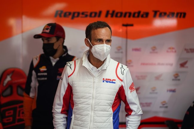 Archivo - El 'Team Manager' del Repsol Honda Team, Alberto Puig, delante del piloto Marc Márquez en el Gran Premio de los Países Bajos, disputado en el circuito de Assen