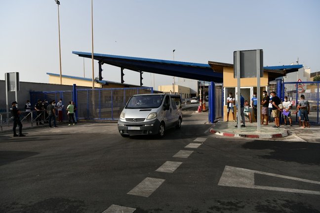 Una furgoneta circula tras dejar a menores marroquíes para su repatriación a su país de origen
