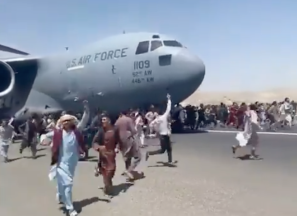 Miles de afganos en intentando desesperadamente subir a un avión para salir del país.