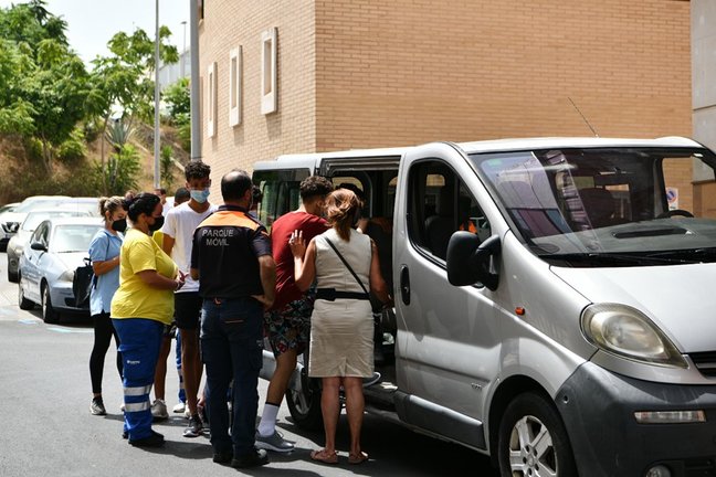Trabajadores ayudan a tres de los menores marroquíes a las puertas del juzgado tras presentar una denuncia solicitando habeas corpus minutos antes de ser repatriados a su país de origen, en la frontera de Tarajal, a 16 de agosto de 2021, en Ceuta (España)