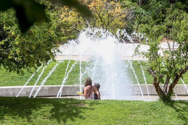 Dos niños en una fuente en el parque de Madrid Río, a 11 de agosto de 2021, en Madrid (España). La primera ola de calor del verano deja temperaturas muy altas en España desde este miércoles y hasta comienzos de la próxima semana. Las temperaturas alcanzan