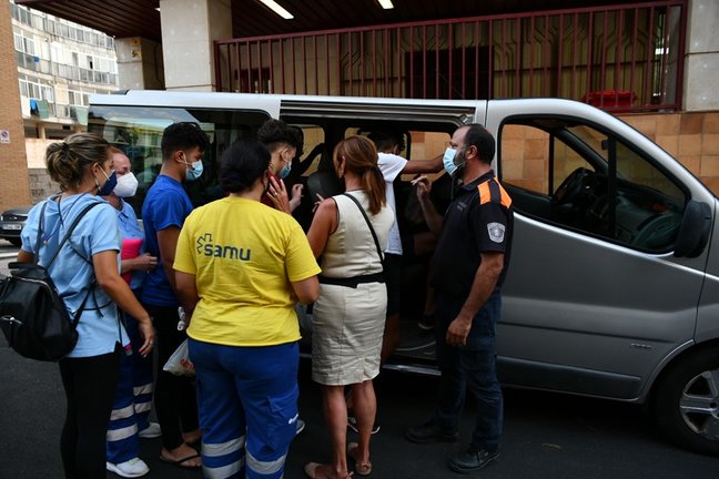 Trabajadores ayudan a tres de los menores marroquíes a las puertas del juzgado tras presentar una denuncia solicitando habeas corpus minutos antes de ser repatriados a su país de origen, en la frontera de Tarajal, a 16 de agosto de 2021, en Ceuta (España)
