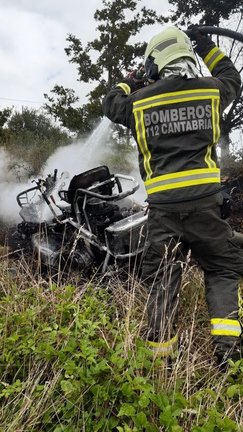 Bomberos sofocan una segadora incendiada junto a la autovía en Molledo