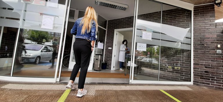 Una persona entra al Centro de Salud de Polanco. / S. Díaz