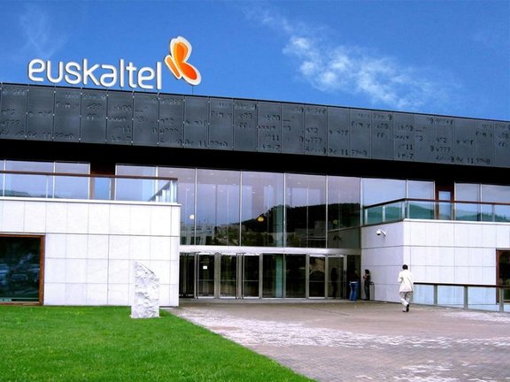 Adentro relé Lógico Economía/Empresas.- Las acciones de Euskaltel dejarán de cotizar hoy al  cierre de la Bolsa