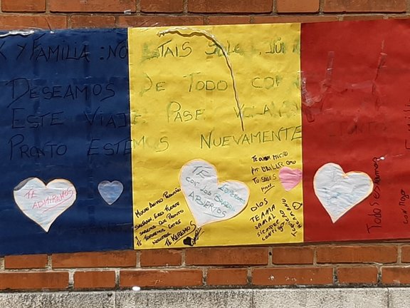 Cartel de apoyo al joven agredido en Amorebieta, colocado en la fachada del Hospital de Cruces