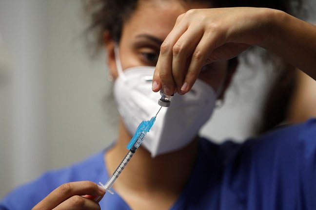 Archivo - Una enfermera prepara la vacuna Pfizer-BioNtech.