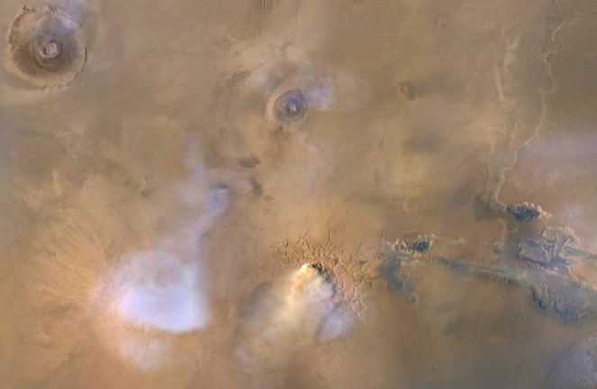 La nube amarillo-blanca en la parte inferior central de esta imagen es una "torre de polvo" de Marte, una nube concentrada de polvo que puede elevarse a decenas de millas sobre la superficie.