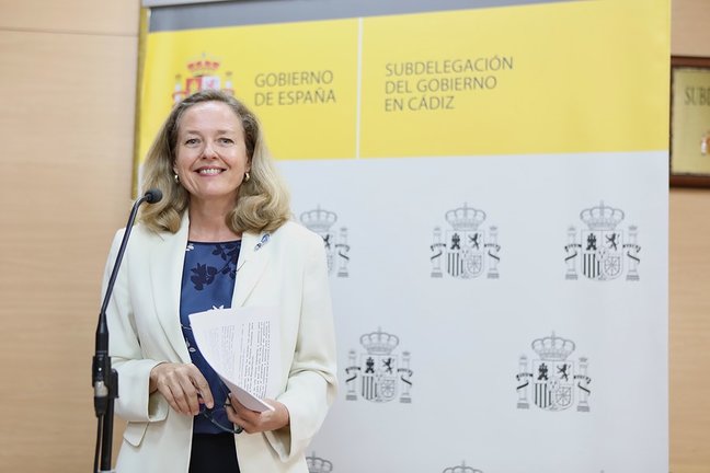 La vicepresidenta para Asuntos Económicos y Transformación Digital del Gobierno de España, Nadia Calviño, durante la rueda de prensa. A 17 de agosto de 2021, en Cádiz (Andalucía, España).