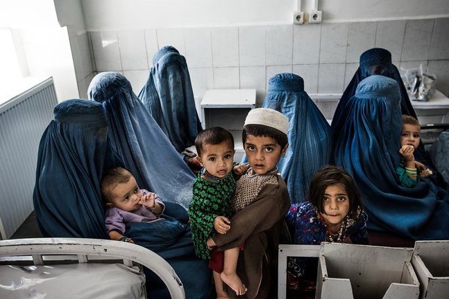 Archivo - Mujeres afganas con sus hijos en un hospital de MSF en Lashkar Gah