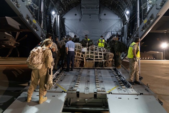 Militares se preparan para subir a uno de los dos aviones A400M de las Fuerzas Armadas que procederán a la evacuación de españoles de Afganistán
