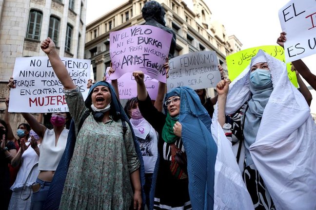 ujeres afganas residentes en Barcelona acompañadas por la agrupación Catalunya Abolicionista Plataforma Feminista (CATAB) protestan ante la sede de la ONU en la Barcelona y reclaman una respuesta internacional urgente para proteger a las mujeres y niñas afganas tras la victoria de los talibanes. EFE/Quique Garcia