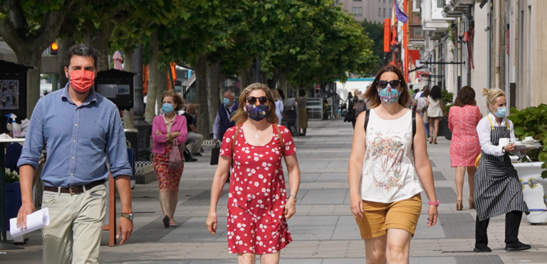 Varias personas caminan con mascarilla por la ciudad de Santander. / Hardy