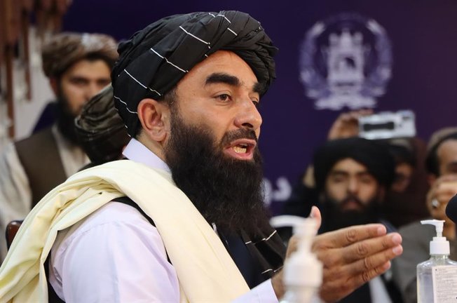 Zabihullah Mujahid, portavoz talibán, habla con los periodistas durante una rueda de prensa en Kabul, Afganistán, el 17 de agosto de 2021. El nuevo liderazgo talibán que ha llegado al poder en Afganistán ha dicho que no buscará la venganza contra los que han luchado contra él y que protegerá los derechos de las mujeres afganas dentro de las normas de la sharia. Mujahid añadió que los talibanes trabajarían para evitar cualquier retorno al conflicto o que Afganistán se convierta en un centro de terrorismo que amenace a otros países de la región. (Terrorismo, Afganistán) EFE/EPA/STRINGER


Traducción realizada con la versión gratuita del traductor www.DeepL.com/Translator
