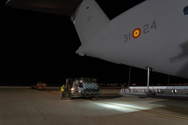Preparación de uno de los dos aviones A400M de las Fuerzas Armadas minutos antes del despegue en la base de Zaragoza rumbo a Dubái, a 16 de agosto de 2021, en Zaragoza, (España). 