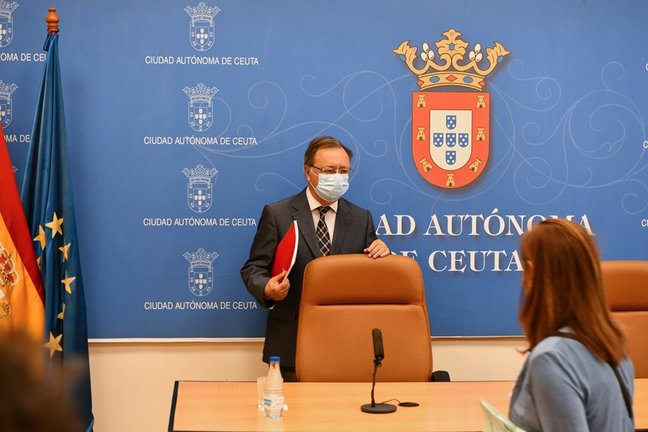 El presidente de la Ciudad, Juan Vivas, después de intervenir en una rueda de prensa para valorar la actuación que se está llevando a cabo en relación a la repatriación de los menores desde Ceuta a su país de origen, a 17 de agosto de 2021, en Ceuta, (Esp