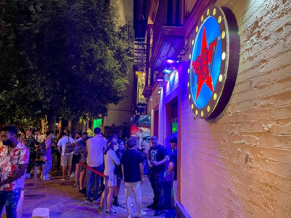 Archivo - Colas en una discoteca en la Alameda de Hercules, único local que puede estar abierto hasta las 2 de la mañana 15 de mayo del 2021 en Sevilla, Andalucía