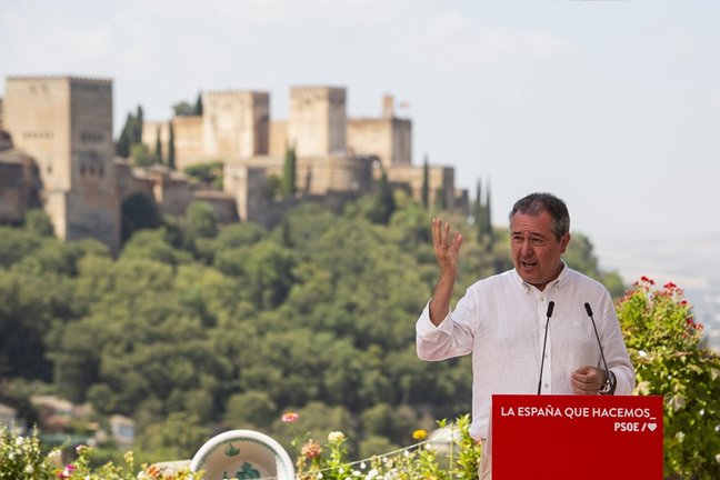 El alcalde de Sevilla y secretario general del PSOE-A, Juan Espadas, este miércoles durante su intervención en el homenaje del PSOE a Federico García Lorca en Granada.