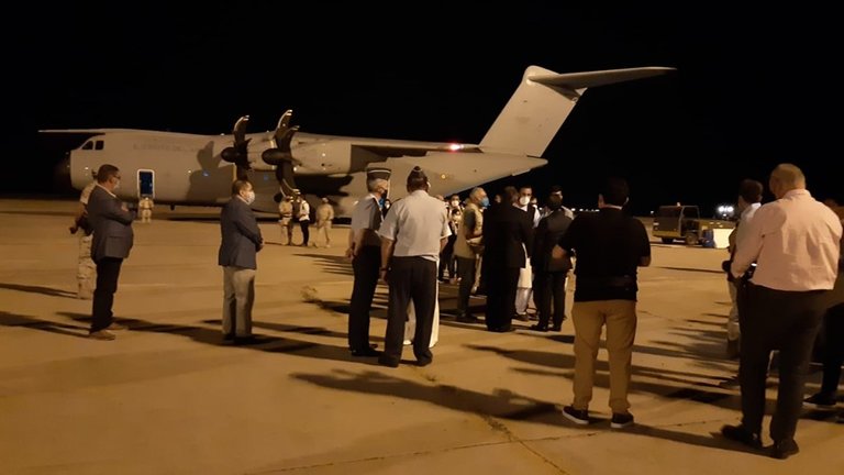 Llegada del primer avión con los españoles y colaboradores afganos repatriados de Afganistán
