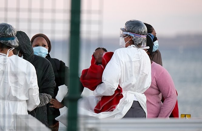 Archivo - Una sanitaria lleva en brazos a una niña que llega a tierra tras el rescate del buque Salvamar Mizar a una patera de 56 inmigrantes subsaharianos en el Puerto del Rosario, a 17 de junio de 2021, en Fuerteventura, Islas Canarias (España).