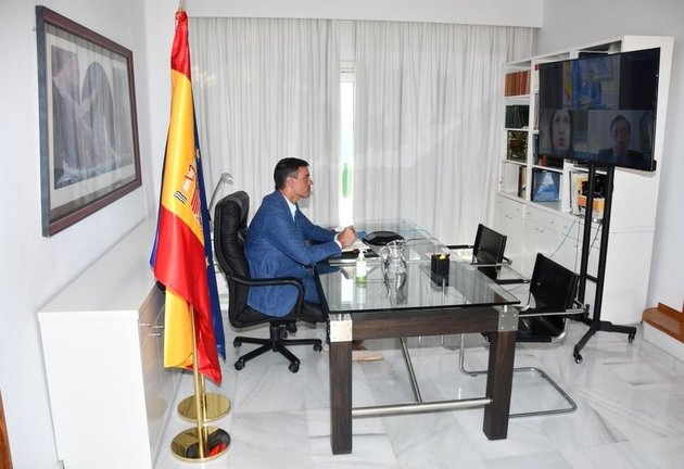 Pedro Sánchez, en videoconferencia con los ministros Albares y Robles