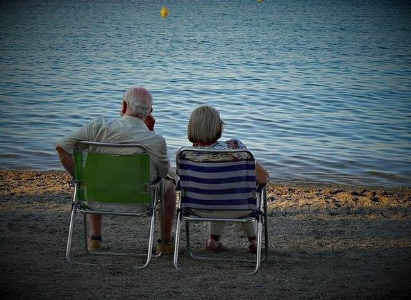 Dos señores mayores disfrutando del paisaje en sus vacaciones. / AEE
