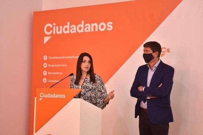 La presidenta de Cs, Inés Arrimadas, este jueves en rueda de prensa junto al vicepresidente de la Junta, Juan Marín.