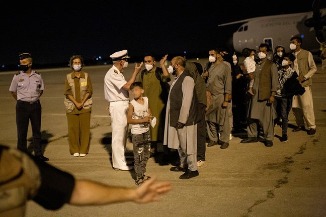 Varias personas repatriadas llegan a la pista tras bajarse del avión A400M en el que ha sido evacuados de Kabul, a 19 de agosto de 2021, en Torrejón de Ardoz, Madrid, (España). 