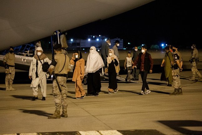 Varias personas repatriadas llegan a la pista tras bajarse del avión A400M en el que ha sido evacuados de Kabu