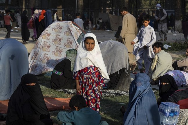 Un grupo de ciudadanos afganos a la espera de ser evacuados