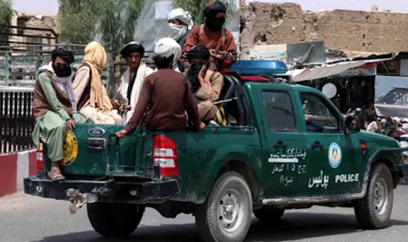 Una patrulla talibán en Kandahar el jueves. EPA