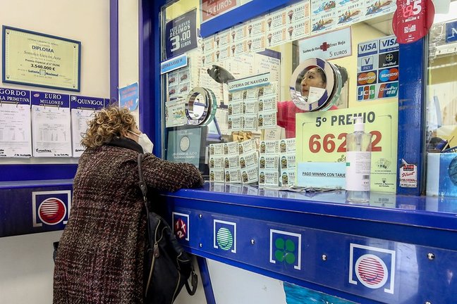 Archivo - Una persona compra en la administración de lotería La Pajarita donde se venden boletos para el Sorteo Extraordinario de la Lotería de Navidad 2020, Madrid (España), a 4 de noviembre de 2020.