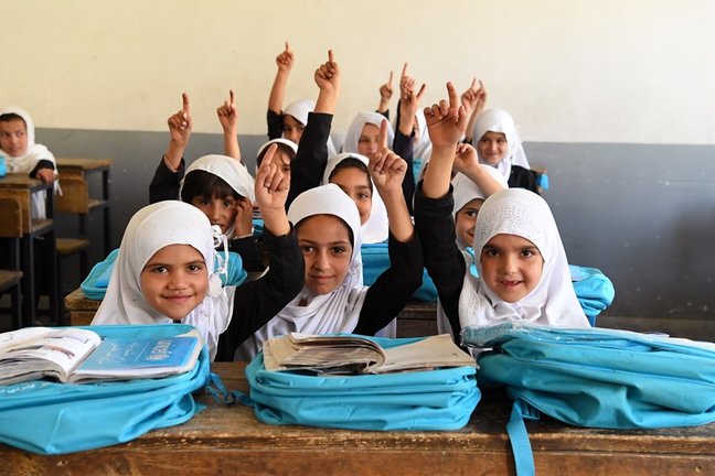 Archivo - Niñas en una escuela de Afganistán apoyada por UNICEF