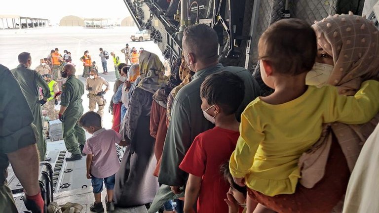 Niños y adultos a su llegada a Dubai tras haber sido repatriados de Afganistán por el Gobierno español