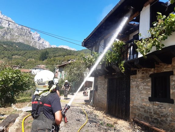 Incendio registrado en una casa de Camaleño, que ha quedado destruida