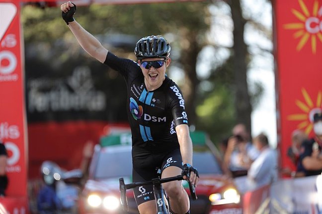 El ciclista australiano M. Storer, DSM, celebra su victoria al llegar a meta en la séptima etapa de La Vuelta a España que transcurre, este viernes, entre las localidades de Gandía-Balcón de Alicante, con 152 km de recorrido. EFE/ Manuel Bruque