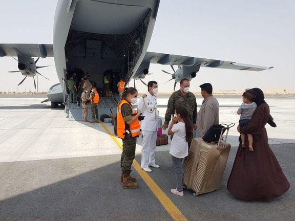 Un grupo de personas a su llegada a Dubai tras haber sido repatriados de Afganistán por el Gobierno español, a 20 de agosto de 2021, en Dubai, (Emiratos Árabes Unidos). Sobre las 06:30 horas ha despegado desde el aeropuerto de Kabul este segundo avión A40