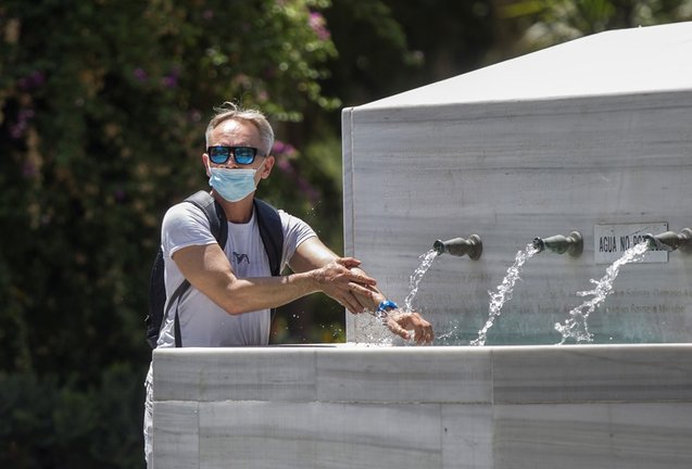 Archivo - Un hombre se refresca en una fuente durante la ola de calor africano que ha llegado este jueves a España. En Sevilla (Andalucía, España), a 30 de julio de 2020.