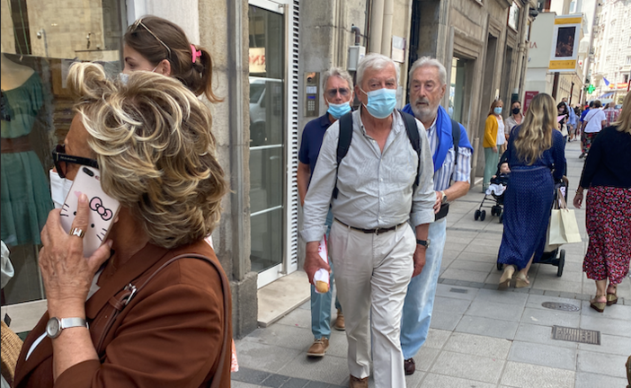 Varias personas con mascarilla por el centro de Santander. / Hardy