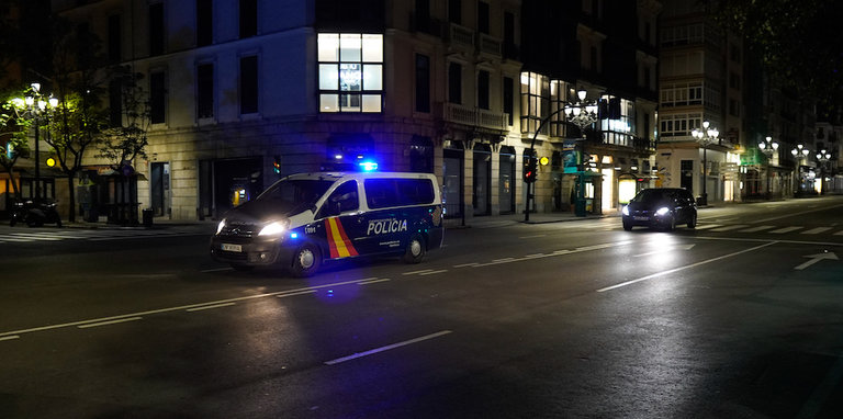 Un coche de la Policía Nacional patrullando las calles en Santander. / Hardy