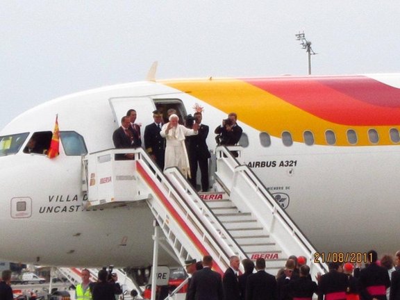 Archivo -   Benedicto XVI a su regreso al Vaticano tras presidir la JMJ de Madrid en agosto de 2011
